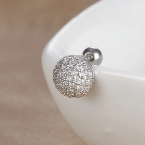 Vue macro de boucles d'oreilles en zircon avec fermoir à vis sphérique sécurisé