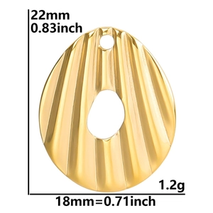 Détail d'un pendentif ovale doré de 22mm avec texture verticale et découpe goutte
