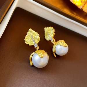 Vintage golden leaf pearl earrings with sparkling zircon inlay for women