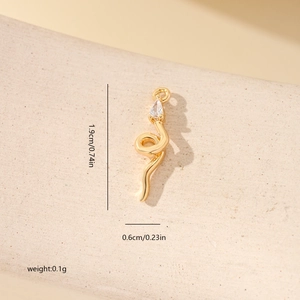 Détail macro du pendentif serpent doré avec zircon montrant les mesures de 1,9 cm