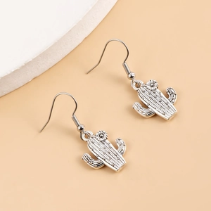 Vue détaillée de boucles d'oreilles cactus en métal argenté avec des textures fines