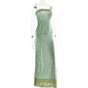 Dettaglio dell'abito da sera verde chiaro con paillettes e raffinati bordi in raso