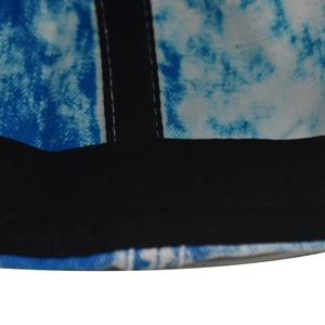 Makroaufnahme von Batik-Denim-Stoff mit weißen Doppelsteppnähten auf schwarzem Gurtband