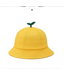 Vue frontale du chapeau de soleil en coton jaune pour enfant avec petite feuille