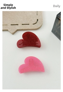 Glittering heart hair claws in deep red and pink resin with sparkling finish