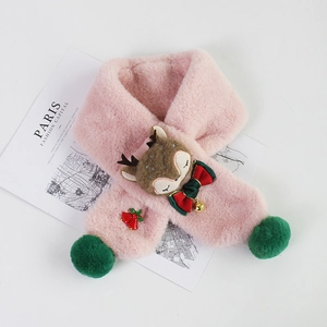 Détail de l'écharpe rose en peluche pour enfant avec renne et pompons verts