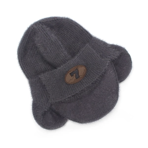 Bonnet en tricot gris foncé avec protège-oreilles et texture peluche pour l'hiver