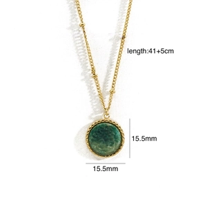 Détail du collier plaqué or 14K avec pendentif en pierre verte de 15,5 mm et dimensions