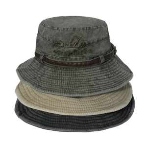 Trois chapeaux bob empilés en gris, beige et noir avec broderie de montagne et cuir