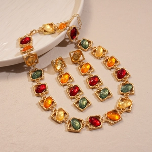 Retro resin geometric necklace and earrings set with colorful oval stones in gold finish