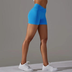 Dettaglio degli shorts da yoga blu acceso con vita a V incrociata senza cuciture a coste