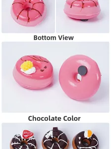 Detailweergave van roze en chocolade nepdonuts met ronde magneten op de achterkant
