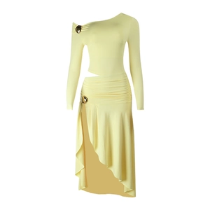 Détail de robe jaune crème avec découpe asymétrique et boucle métallique dorée