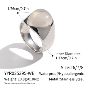 Détail de bague en acier poli avec pierre blanche cabochon et guide des tailles