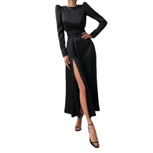 Robe de soirée élégante en satin noir à manches longues bouffantes et fente haute