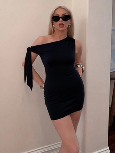 Robe courte noire à une épaule sans manches avec détail de nœud papillon à l'épaule
