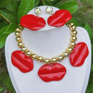 Vista detallada del conjunto de collar y pendientes con colgantes de labios rojos sobre busto
