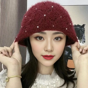 Elegante cappello a secchiello in pile rosso vino con perle bianche da donna invernale