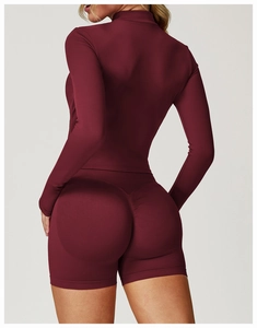 Detailansicht des weinroten Yoga-Sets mit Langarm-Oberteil und Shorts mit V-Hebe-Naht