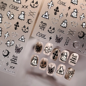 Adesivi per unghie Halloween con fantasmi e zucche gotiche con finitura in argento opaco