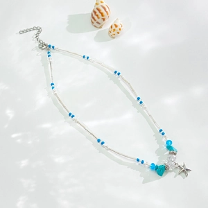 Détail du collier de perles étoile de mer avec coquillages bleus et éclairage à effet d'eau