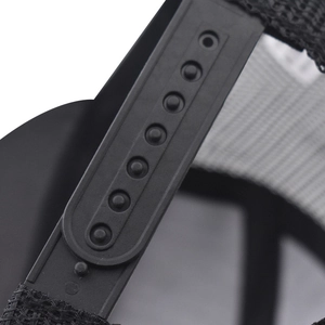 Detailansicht des verstellbaren Snapback-Verschlusses und Netzgewebes der schwarzen Kappe