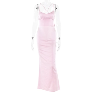 Robe longue en satin rose avec bretelles croisées au dos et ourlet en queue de sirène
