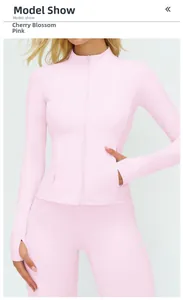 Détail de la veste de yoga rose sakura avec passe-pouces et poche zippée pratique