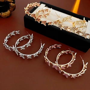 Trois paires de boucles d'oreilles créoles papillon C avec cristaux colorés incrustés