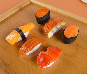 Détails de 6 modèles de sushis miniatures réalistes sur un plateau en bois