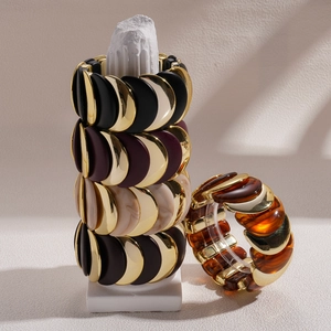 Bracciale elastico stile etnico in acrilico e metallo con trama a onde audace