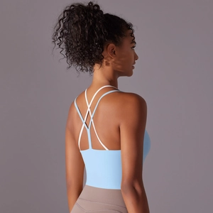 Détail des bretelles croisées sur un soutien-gorge de sport en nylon brossé bleu