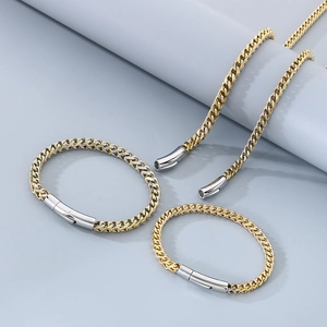 Vue détaillée de l'ensemble collier et bracelet à mailles gourmette or et argent
