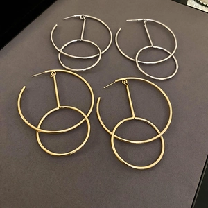 Minimalist interlocking geometric metal hoop earrings in polished gold and silver finish