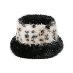 Dettaglio del cappello alla pescatorra in ecopelliccia nera con stampa leopardata