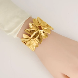 Eleganter vergoldeter Edelstahl Armreif mit Blumenblatt-Design für Damen am Handgelenk