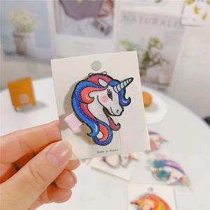 Fermaglio per capelli a forma di unicorno glitterato colorato su clip rosa