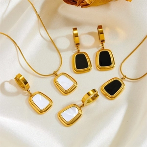 Parure de bijoux en acier inoxydable doré avec pendentifs carrés sur soie beige