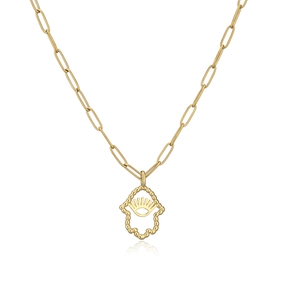 Détail du collier trombone doré avec pendentif Main de Fatma orné d'un motif d'oeil
