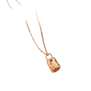 Collier français en zircon avec pendentif serrure dorée et motifs floraux en émail