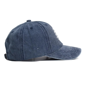 Dettaglio del cappellino da baseball in denim lavato con fibbia di regolazione in metallo