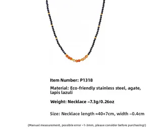 Vue détaillée du collier en perles de lapis-lazuli et agate avec billes en acier