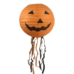 Dettaglio della lanterna di carta a zucca di Halloween con decorazione di frange nere