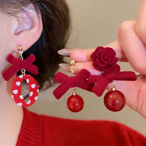 Boucles d'oreilles nœud floral en velours rouge avec détails dorés pour un look rétro