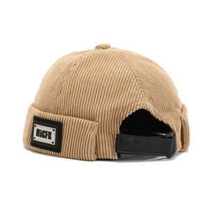 Bonnet docker en velours côtelé kaki avec sangle en cuir et plaque décorative style industriel