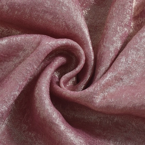Vue macro du tissu rose mauve scintillant avec texture soyeuse et éclat métallique