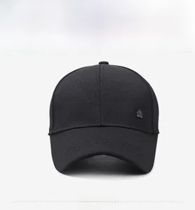 Vista frontale del cappellino da baseball nero in cotone twill con piccolo logo in metallo