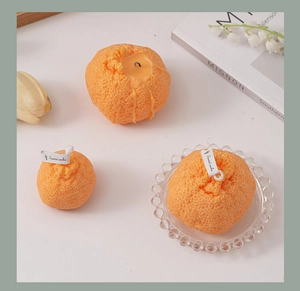 Detalle macro de velas aromáticas con forma de naranja y textura de piel realista