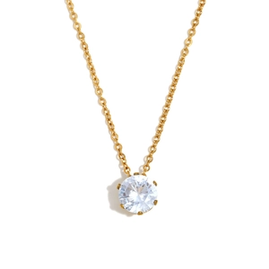 Collier en or avec un pendentif en zircone blanche de coupe ronde sur un fond blanc épuré
