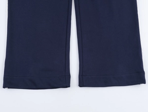 Gros plan détaillé du bas de pantalon bleu foncé avec dentelle blanche et maille fine